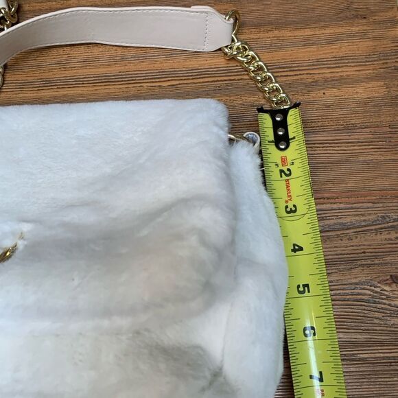 Isaac Mizrahi White Faux Fur Shoulder Bag with Gold Details - Picture 3 of 13